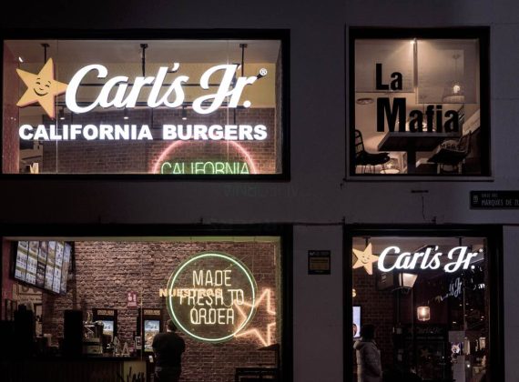 Restaurante desde el exterior por la noche